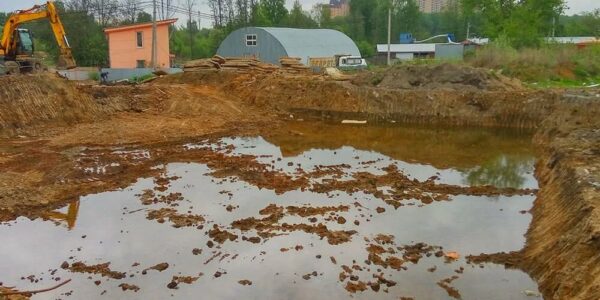 котлован с водой, высокий уровень грунтовых вод